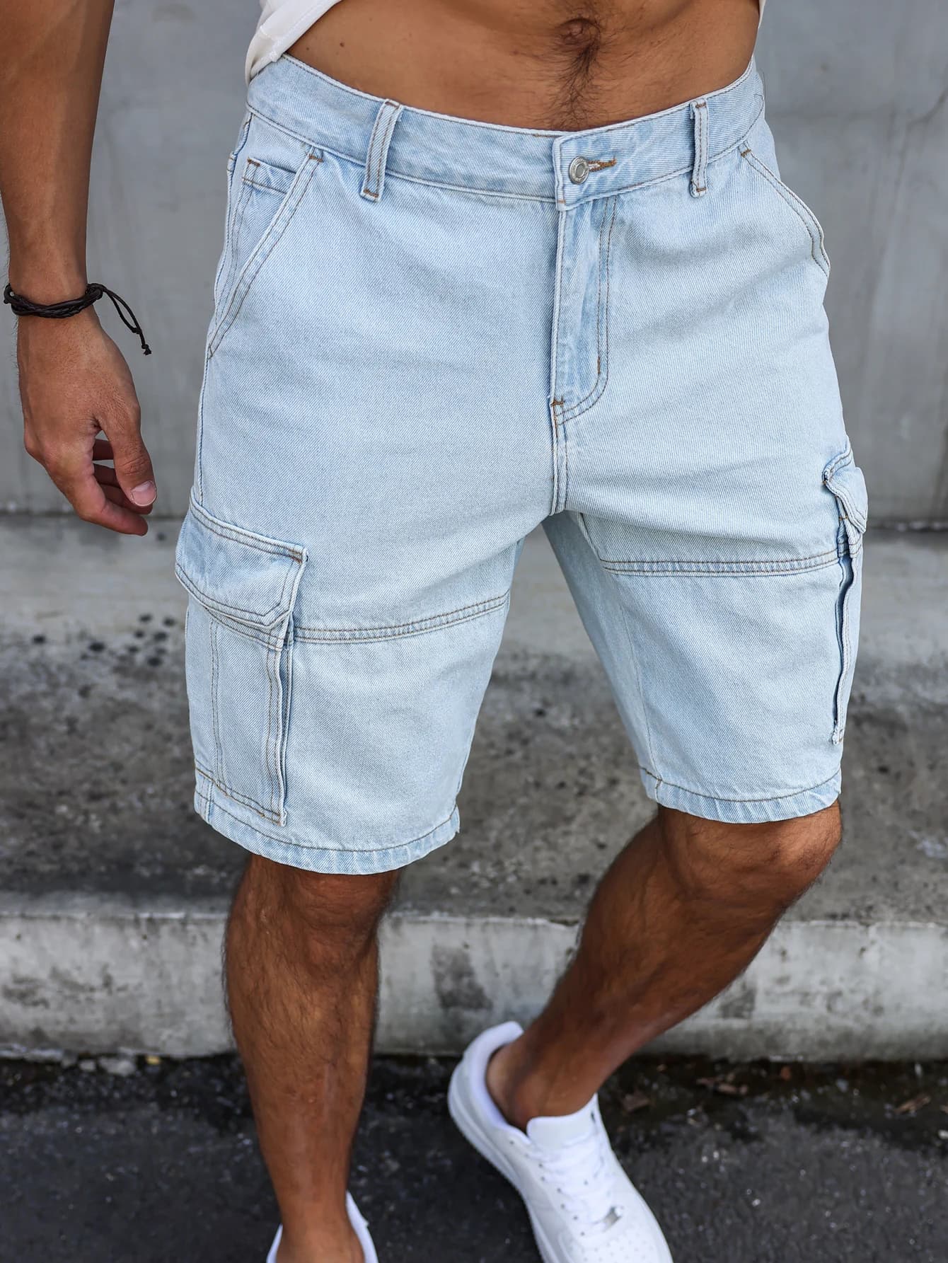Sommerliche hellblaue normale Jeansshorts für Herren. Im Dienststil. Mit einem Multi-Pocket-Design. Lässiger Streetstyle.