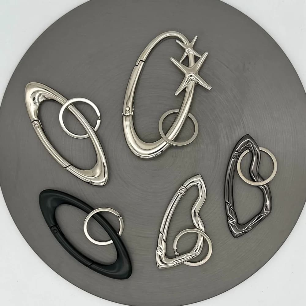 Y2K Punk Stern Oval Essential Icon Karabiner Schlüsselanhänger Axtförmige Bergsteigen Auto Schlüsselanhänger Gothic Rucksack Dekor Koreanische