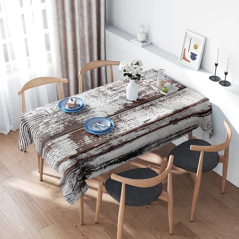 Esstisch aus Holz mit passenden Stühlen, bestehend aus einer rustikalen braun-weiß gestreiften Tischdecke, perfekt für jede Inneneinrichtung. Stil!