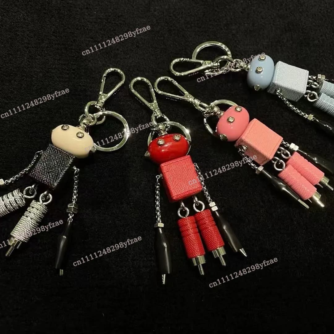 Roboter-Anhänger-Schlüsselanhänger aus Leder, kombiniert mit Artefakt-Dreieck-Emblem als Hängedekoration