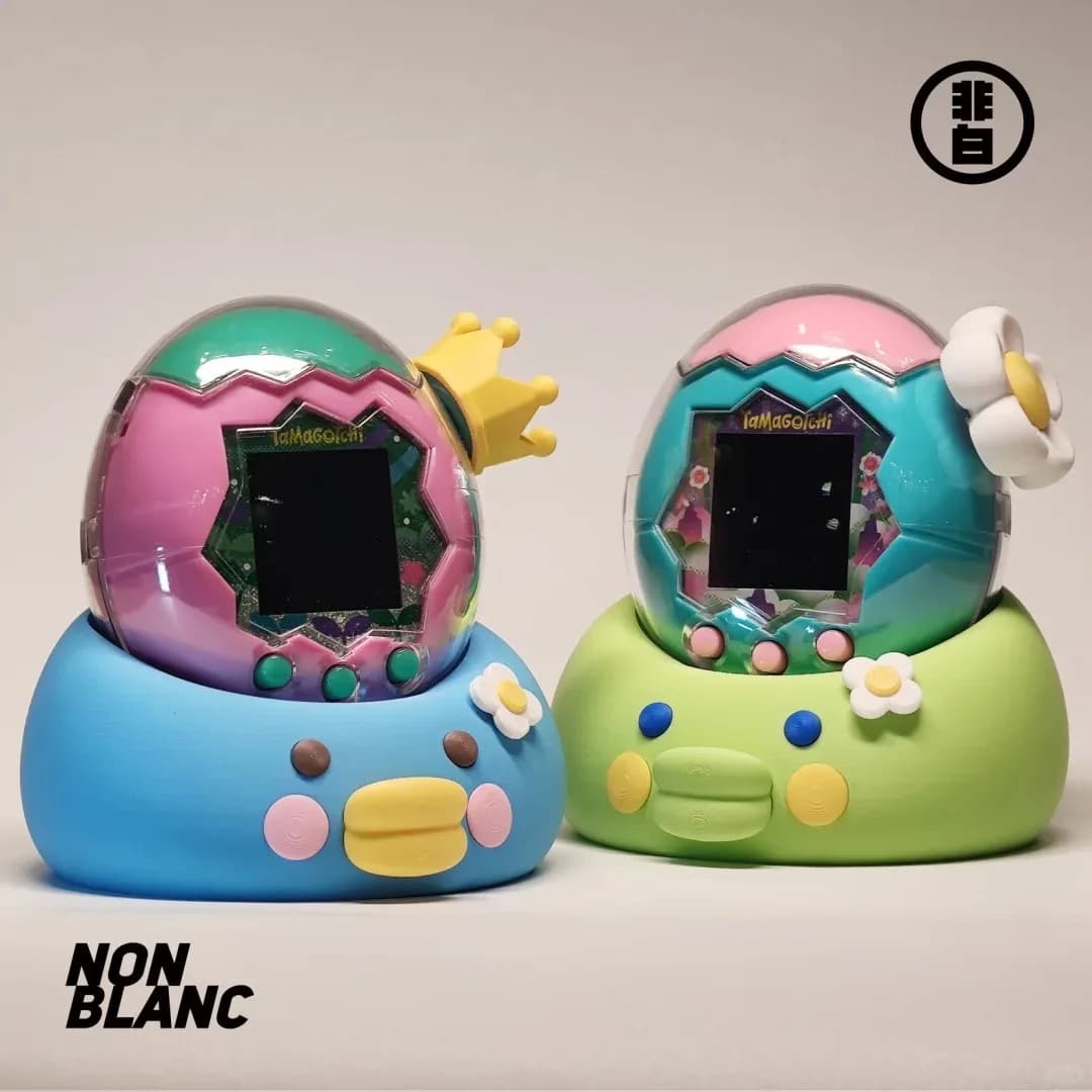 Offizieller Tamagotchi Paradise Merchandise: Kreativer Ständer in Form von Kuromametchi für Gerätepräsentation und Sammlung