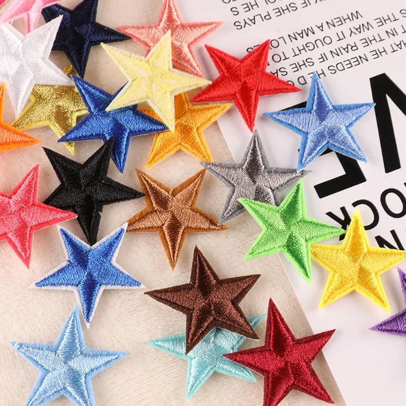 10 Stück Kleine Mini-Stern-Stickerei-Aufbügelpatches für Kleidung DIY Kleidungsstücke Pentagramm-Applikationen Schwarz Weiß Gold Aufkleber