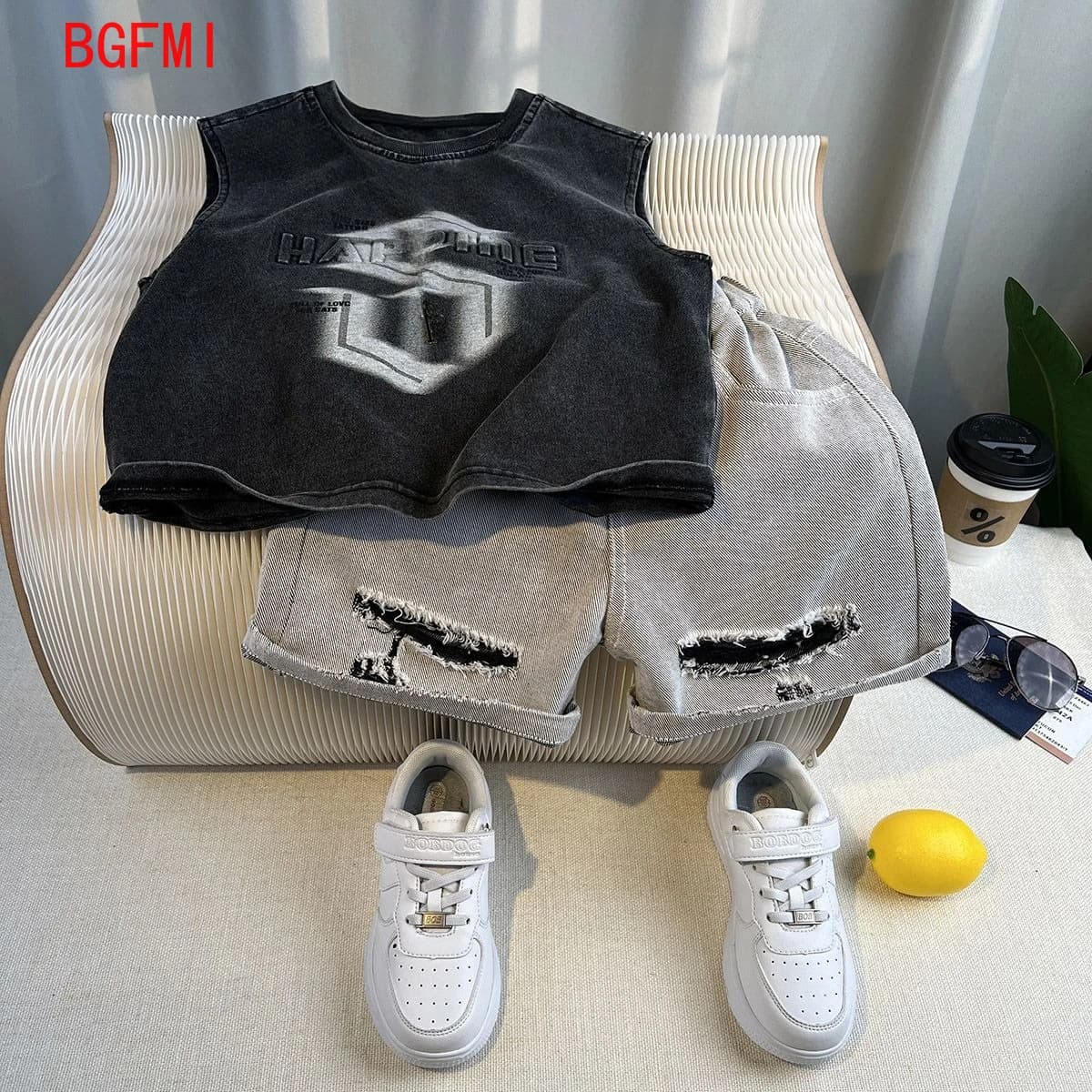 Koreanische Kinder-Sommerkleidung Set Outfits für Jungen 2026 Stylische Ärmellose & Kurzärmelige T-Shirts mit Jeans-Shorts 2-teiliges Set