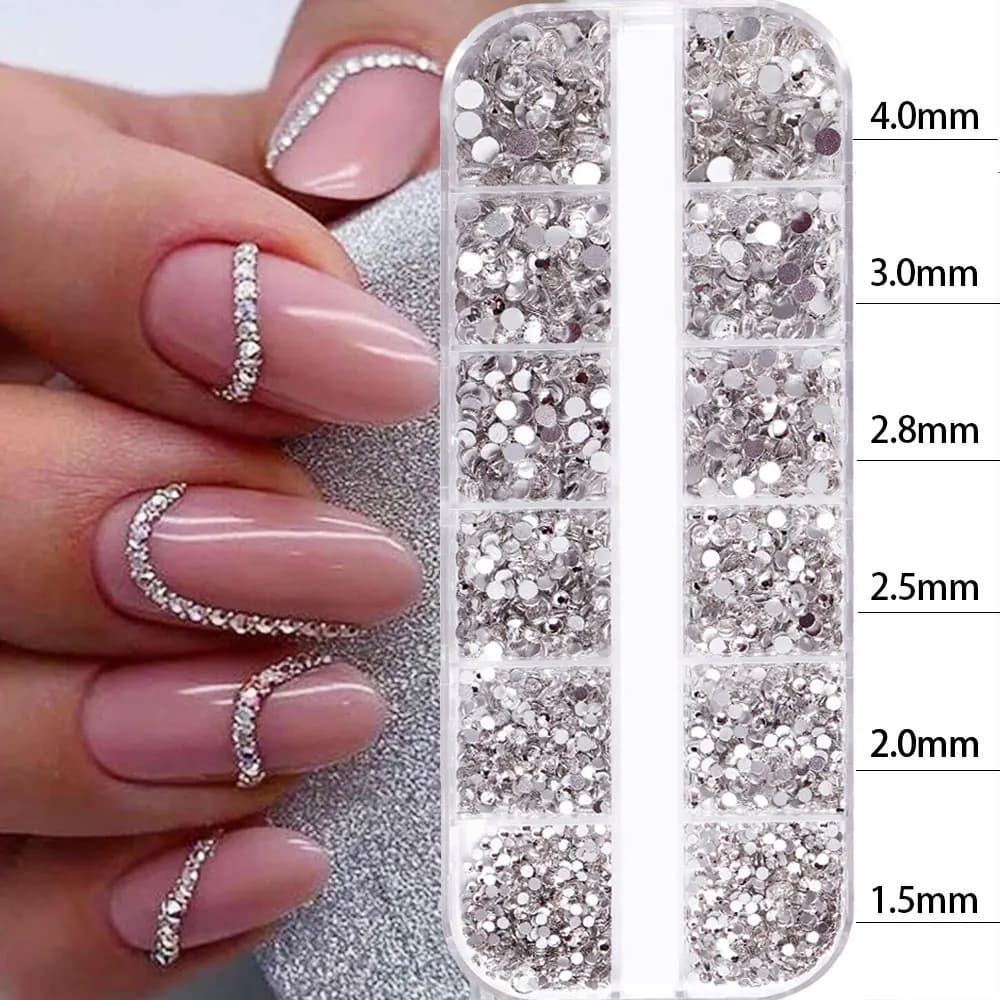2400+ Glänzende Klare Kristall-Edelsteine Nagelrhinestones 1,5-4mm Gemischte Runde Glassteine Flache Nagelcharms 12 Fächer Nageldiamanten DIY