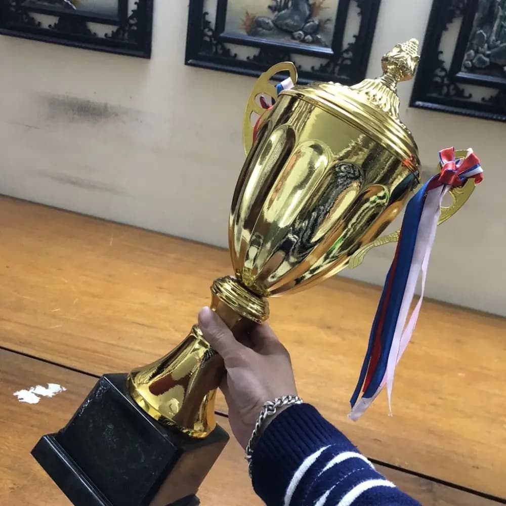 Neue Sportspiele Gold Trophy Awards Champion mit Deckel Winner Award Trophy Toy School Rewarding Supply Competition Soccer