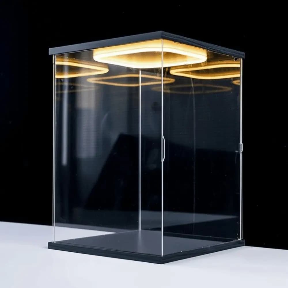 Klare Acryl-Vitrine Hochtransparente Staubdichte Ausstellungsbox Moderner Stil Ring-LED-Beleuchtung Vitrinenschrank