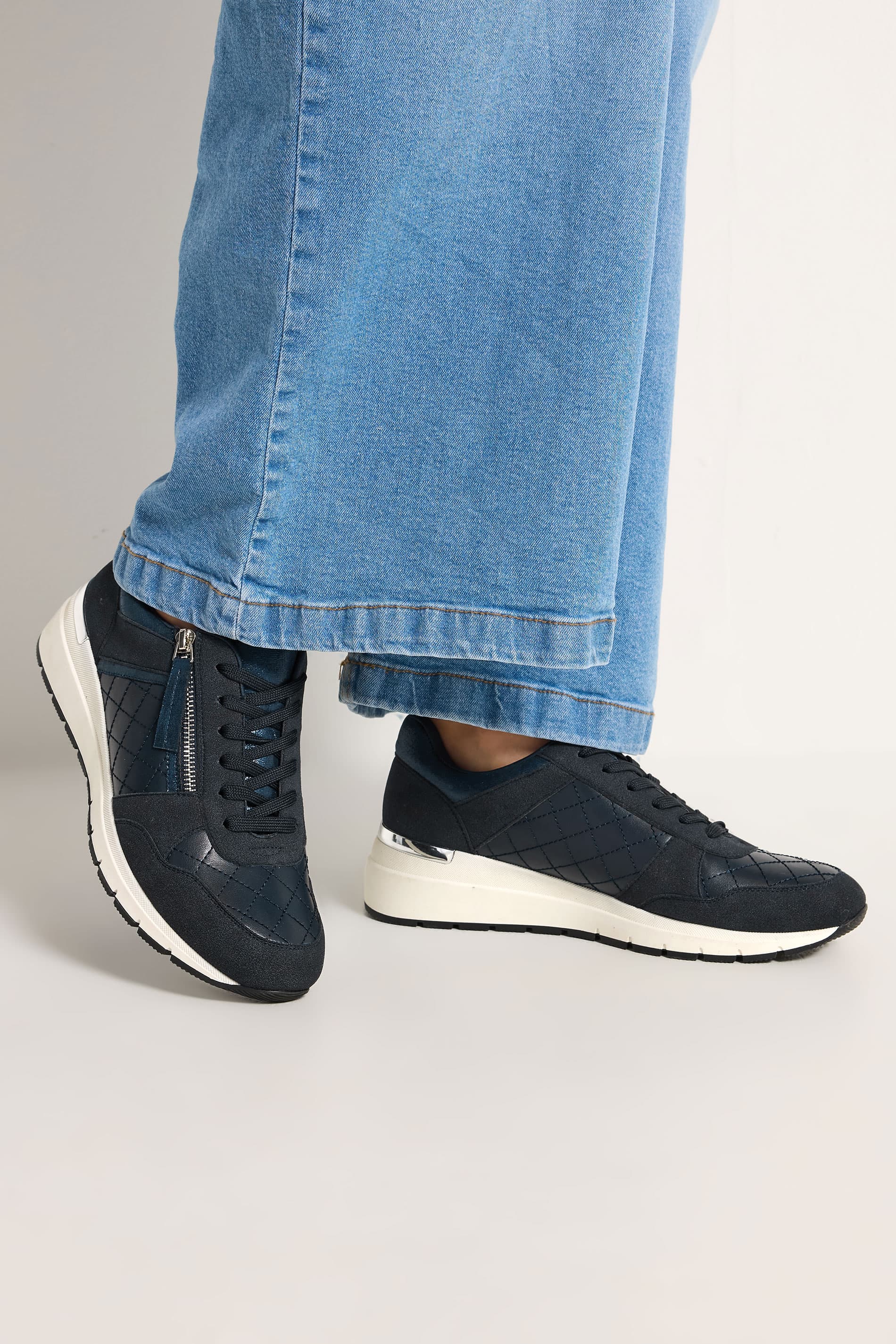 Yours Gesteppte Turnschuhe In Marineblau Mit Keilabsatz In Weiter Epassformsize 38E