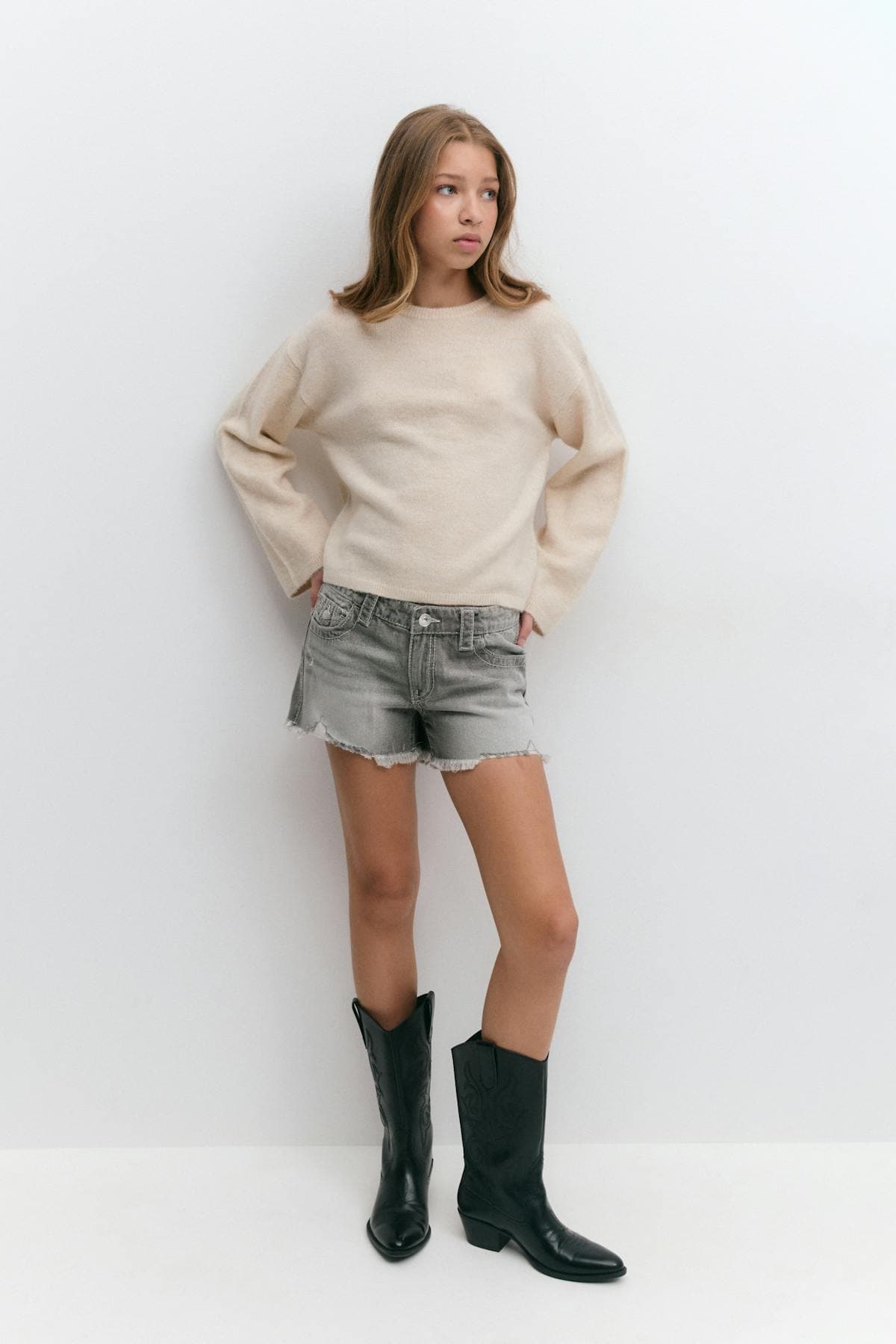 Gina Tricot - Y chunky embroidery shorts - Shorts für Mädchen 9–14 Jahre - Grau - 140 - Mädchen