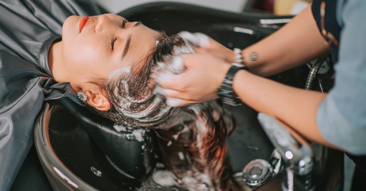 Damen-Haarschnitt: Spitzen schneiden oder alle Schnittarten