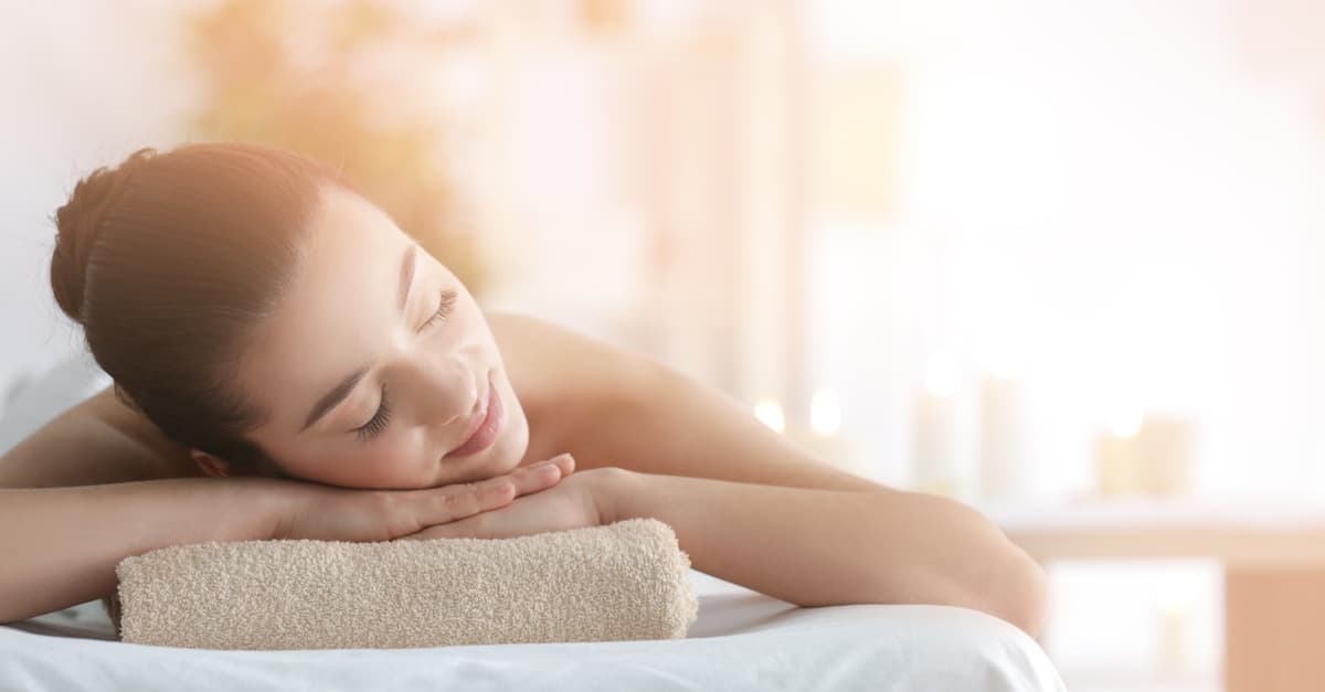 Peeling opt. inkl. Massage, Mani-/Pediküre, Wimpern & Augenbrauen