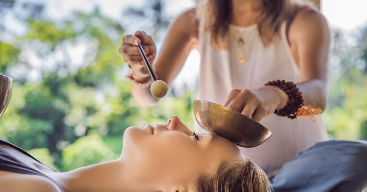 Entspanne dich tief bei einer 60-minütigen Klangschalen-Massage