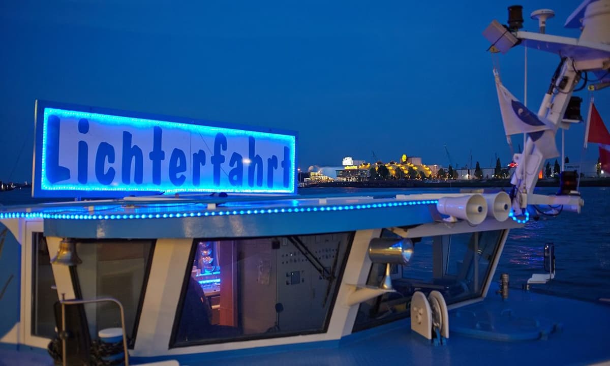 Lichterfahrt – 1,5 Stunde durch den abendlichen Hamburger Hafen
