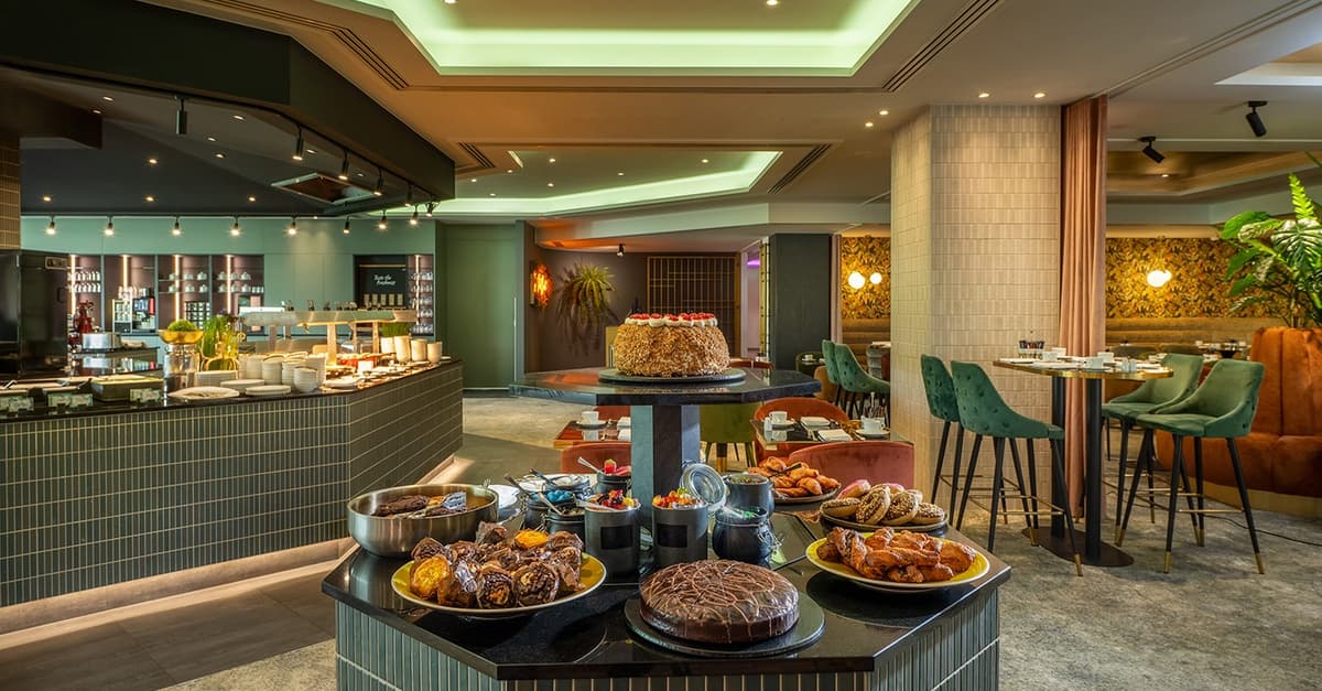Großes Frühstücksbuffet inkl. Heißgetränken, Säften & Sekt