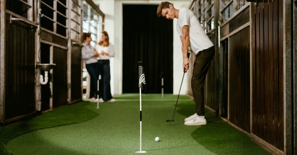 Off-Peak-Indoor-Golf-Simulator + Schläger für 1 oder bis zu 4 Personen