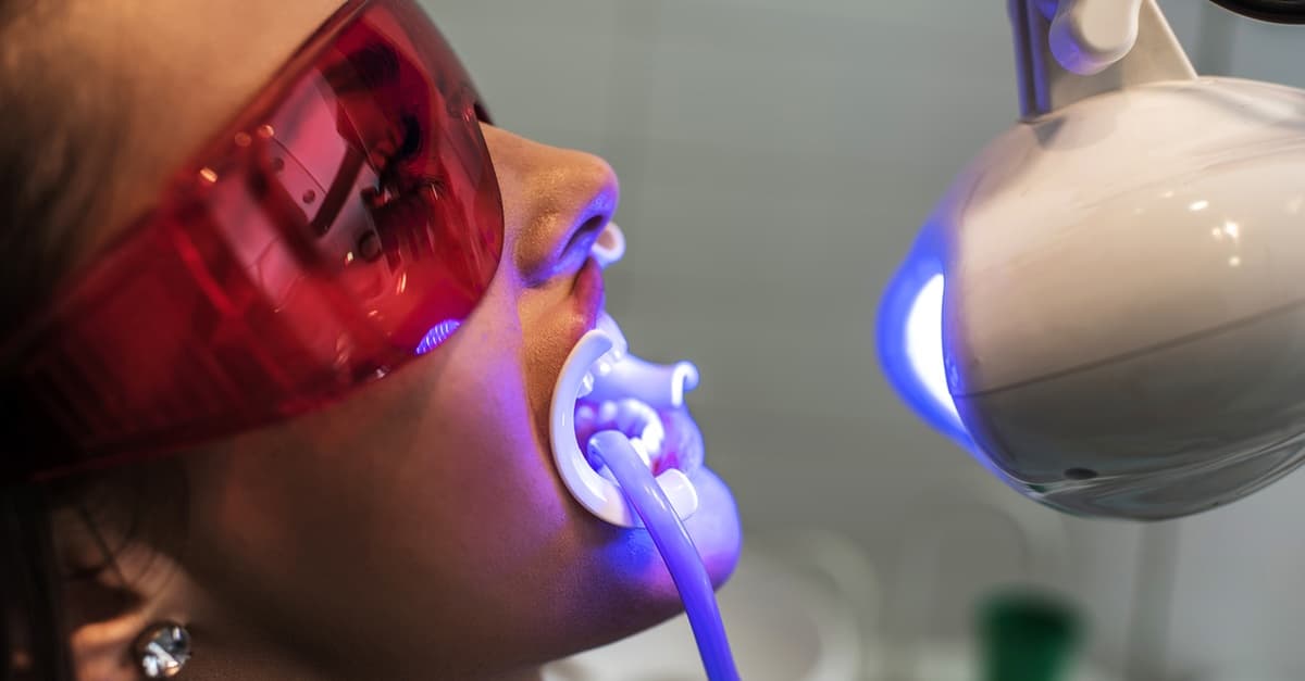 50 Min. Kosmetisches Zahn-Bleaching bei Cosmeticsisters.com