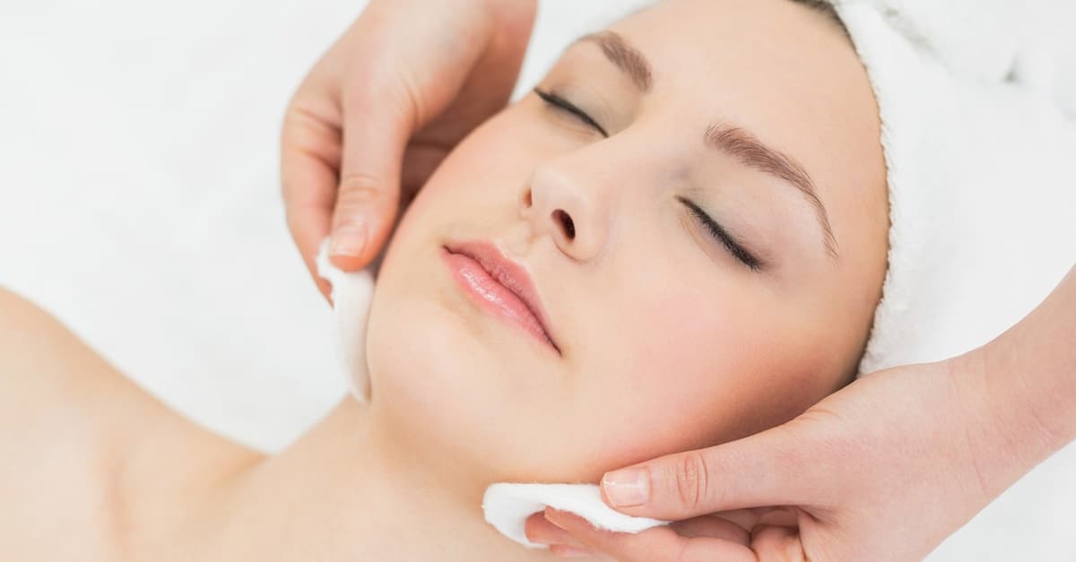 Wellness-Paket mit Gesichtsbehandlung, Mani- oder Pediküre & Massage