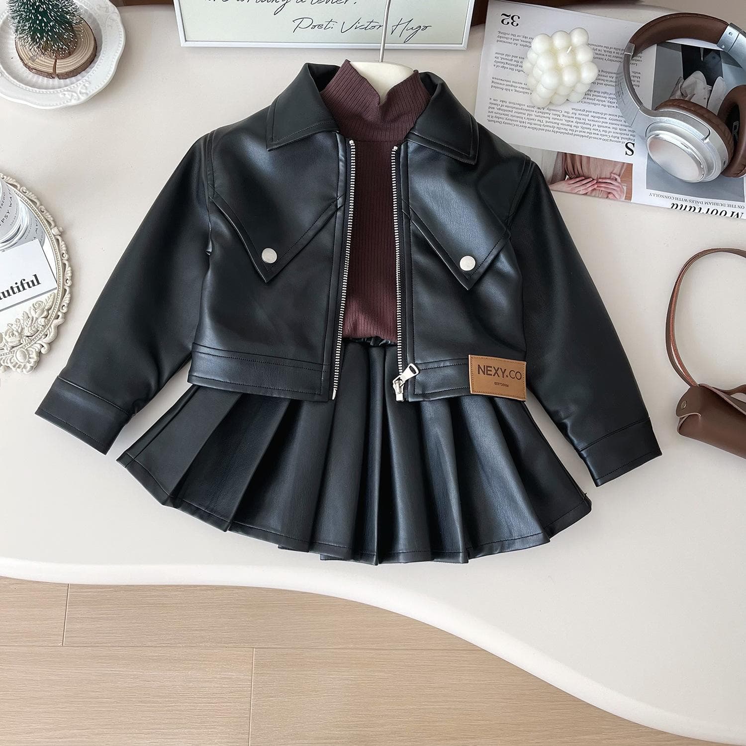 Zweiteiliges Set für Mädchen Hübsches Revers Einfarbiges Leder-Top + Einfarbiger Leder-Faltenrock Kinderkleidung Mädchen Kleinkindmädchenkleidung