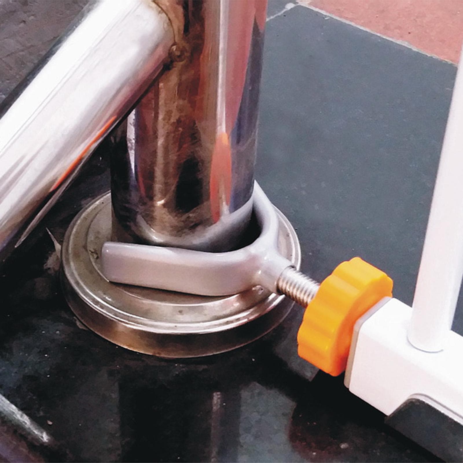 2 Stück Y-förmige Spindelstangen-Gitter-Geländer-Adapter für druckmontierte Babygitter mit gummierten Enden weiß