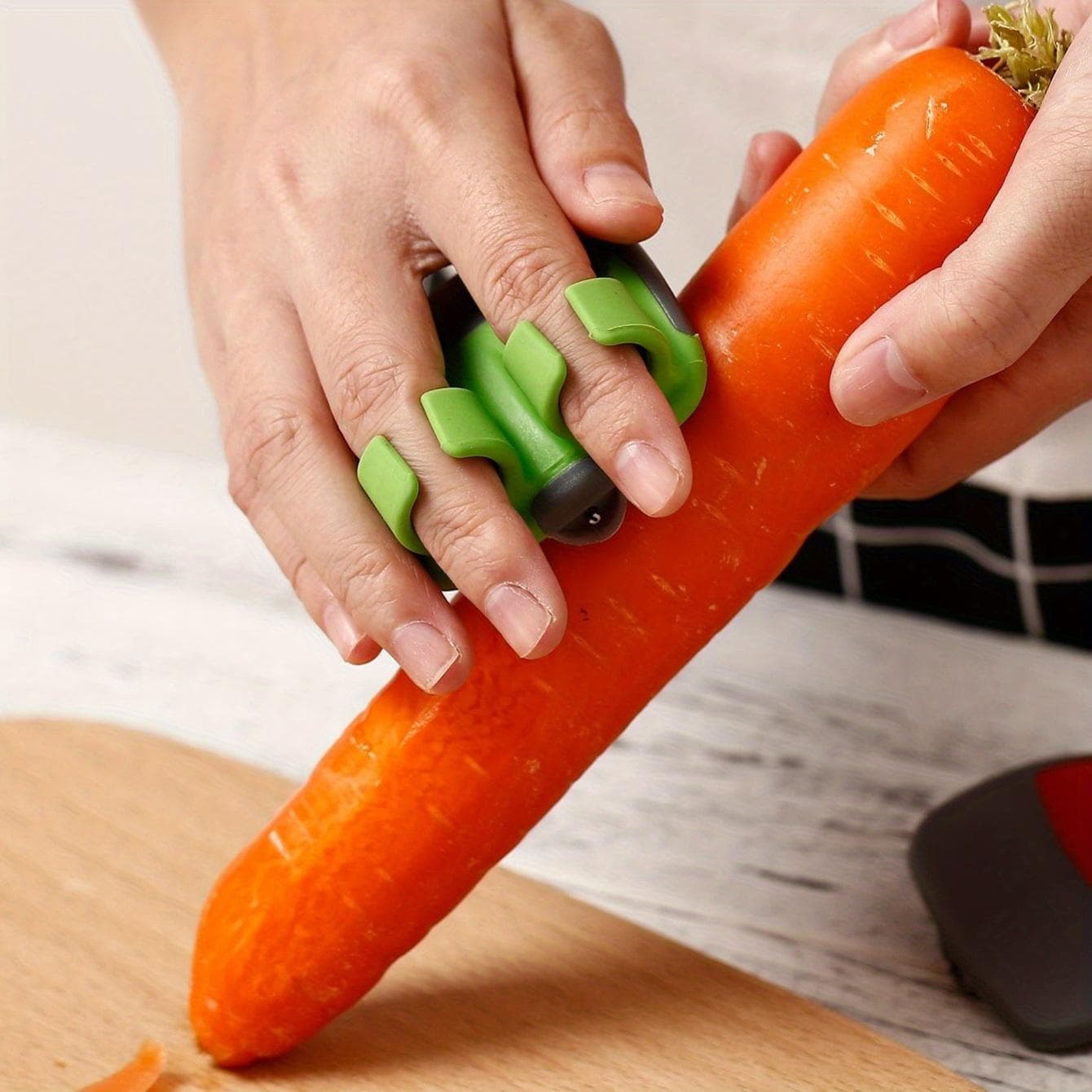 Hand-Gemüseschäler aus Edelstahl mit gummierten Fingergriffen – bequemer Handschäler für Kürbisse und mehr – zufällige Farbe – ungeladen