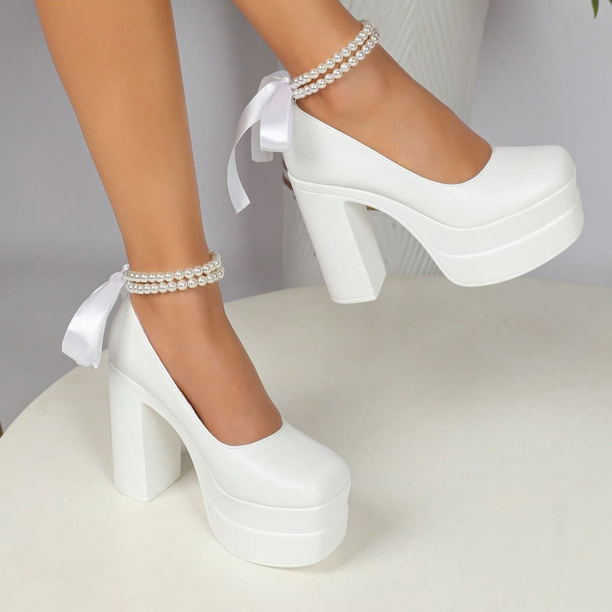 Neue Ankunft Damenschuhe mit hohem Absatz, super hoch & Plateau, dicker Absatz mit Perlendetail, modischer Kreuzband-Valentinstag, elegant, Party,