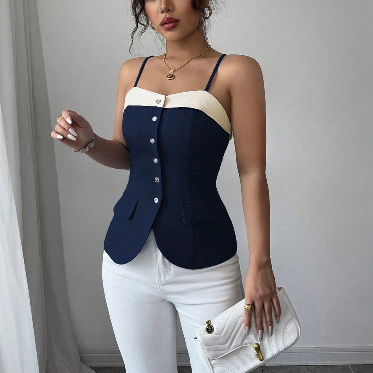 Damen Strick-Camisole Top mit Farbblock in Blau & Weiß und Knopfverschluss, ärmelloses kurzes Trägertop mit Cut-Out Detail an den Schultern