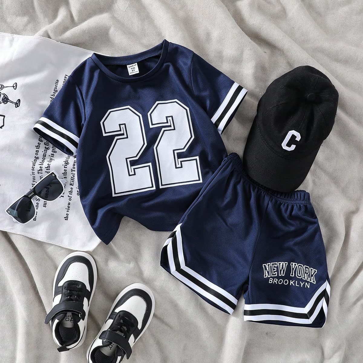2 Stücke/Set, Jungen Sport Lässig Rundhals Kurzarm T-Shirt mit Nummer Aufdruck und bedruckte Sport Shorts mit Bändchendekor, geeignet für