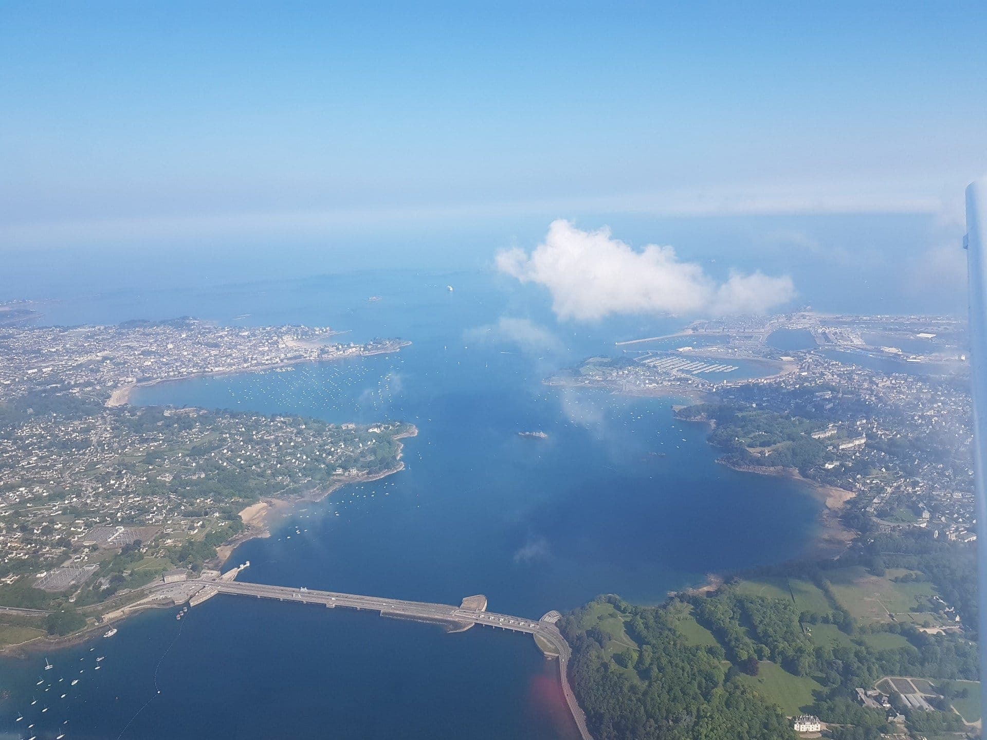 Survol de la cote bretonne nord jusque Brest