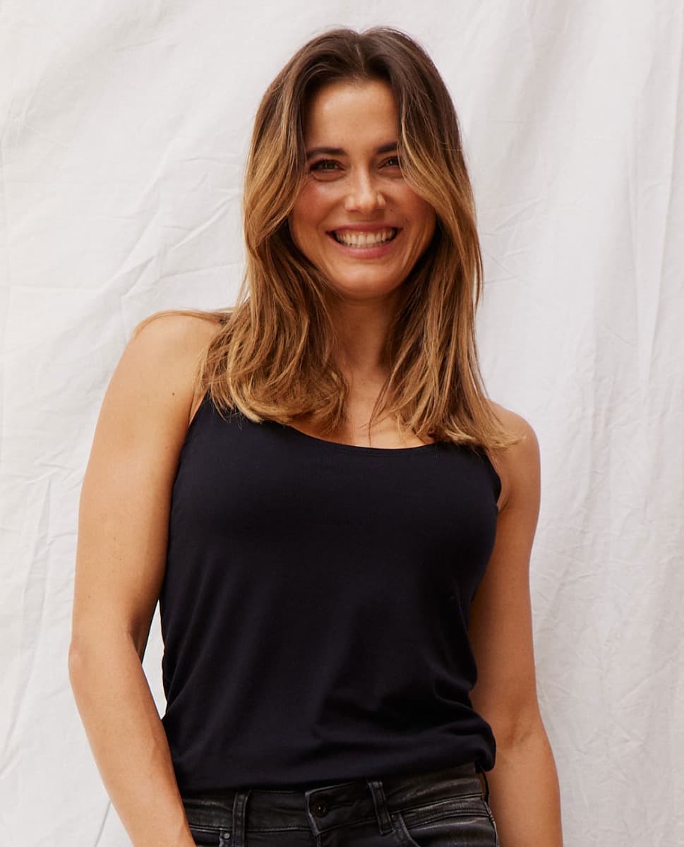 Basic-Top mit Glitzerträger in Schwarz