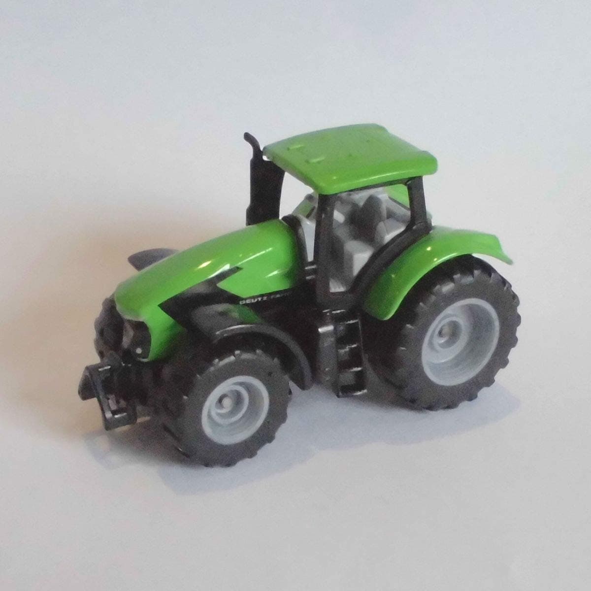 siku 1081 DEUTZ-FAHR TTV 7250 Agrotron Traktor Grün/Schwarz Abnehmbare Kabine Reifen aus Gummi