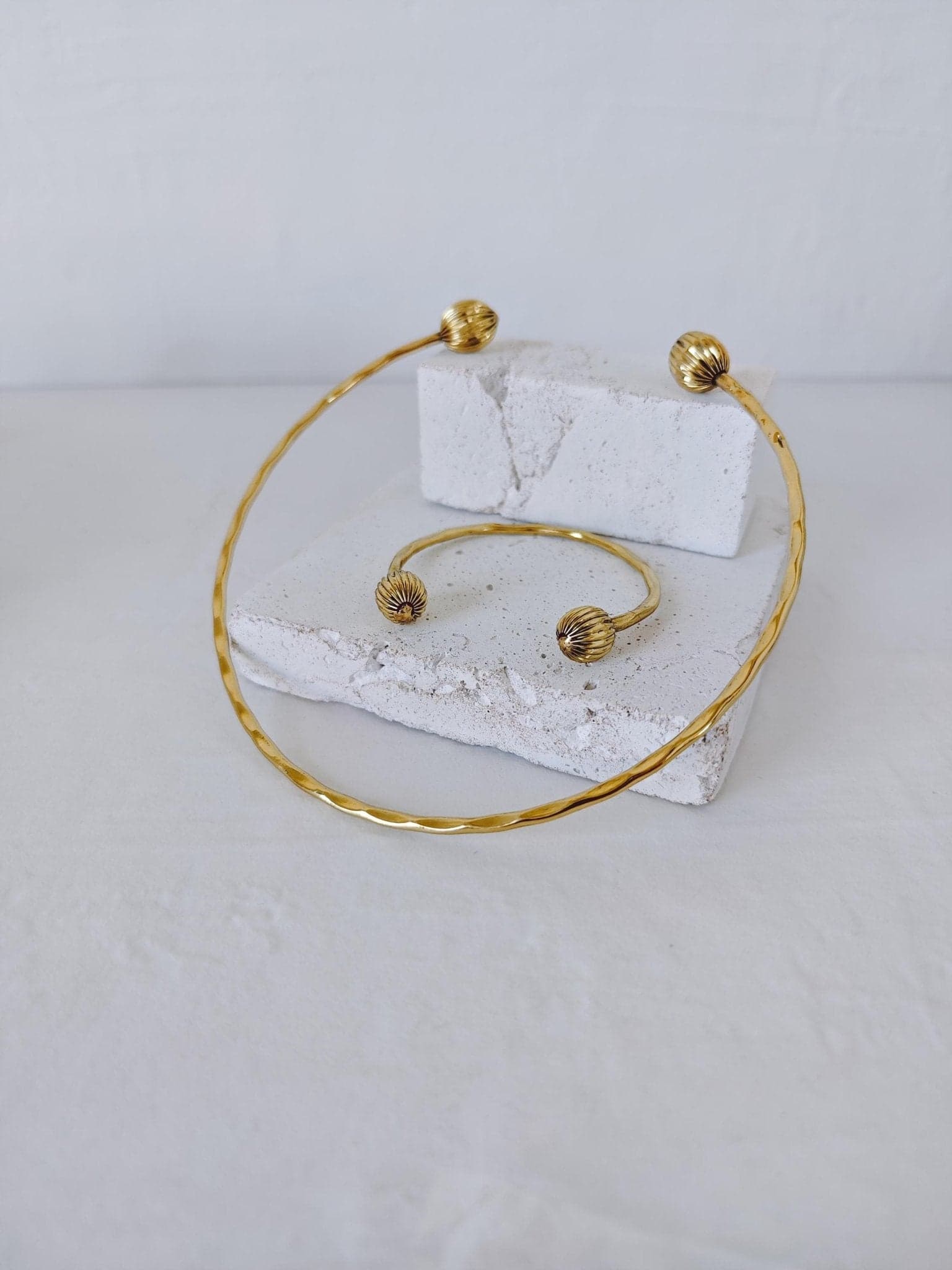 Goldenes Choker & Armreif Set aus gehämmertem Messing, Boho Schmuck Set, Golden Sphere Set - Choker & Bracelet