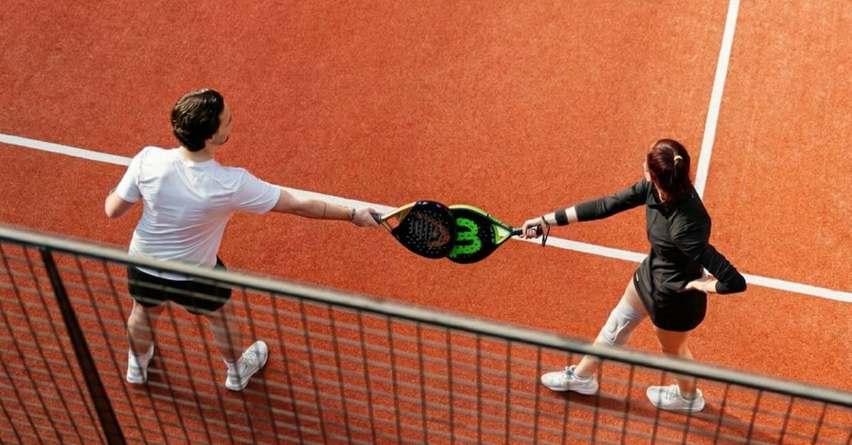 1 Std. Padel auf dem Double-Court inkl. Leih-Equipment für 2-4 Pers.