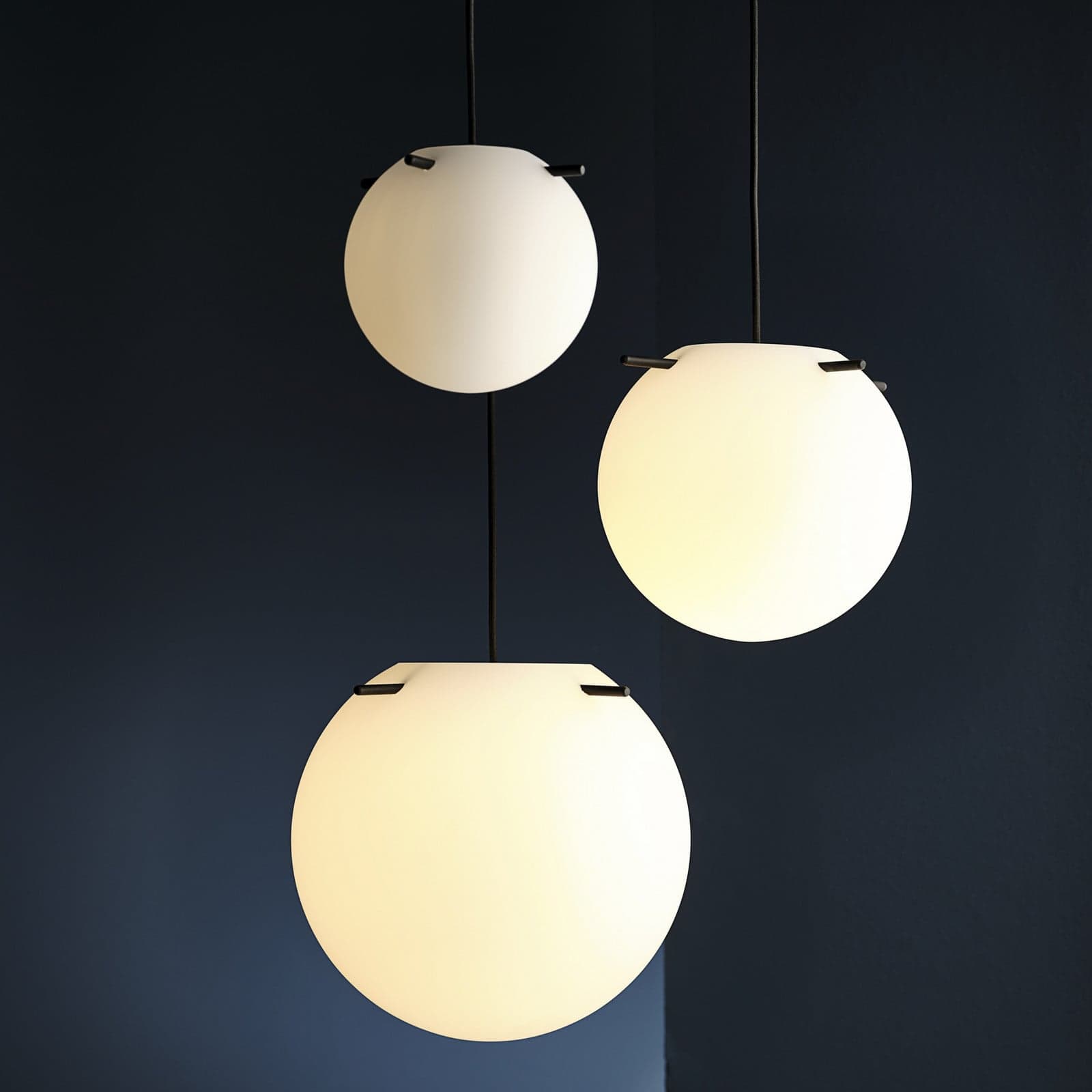 Koi Pendelleuchte Ø19 Opal White/Black - Frandsen - Wohnzimmer - Design - Glas - Einflammig