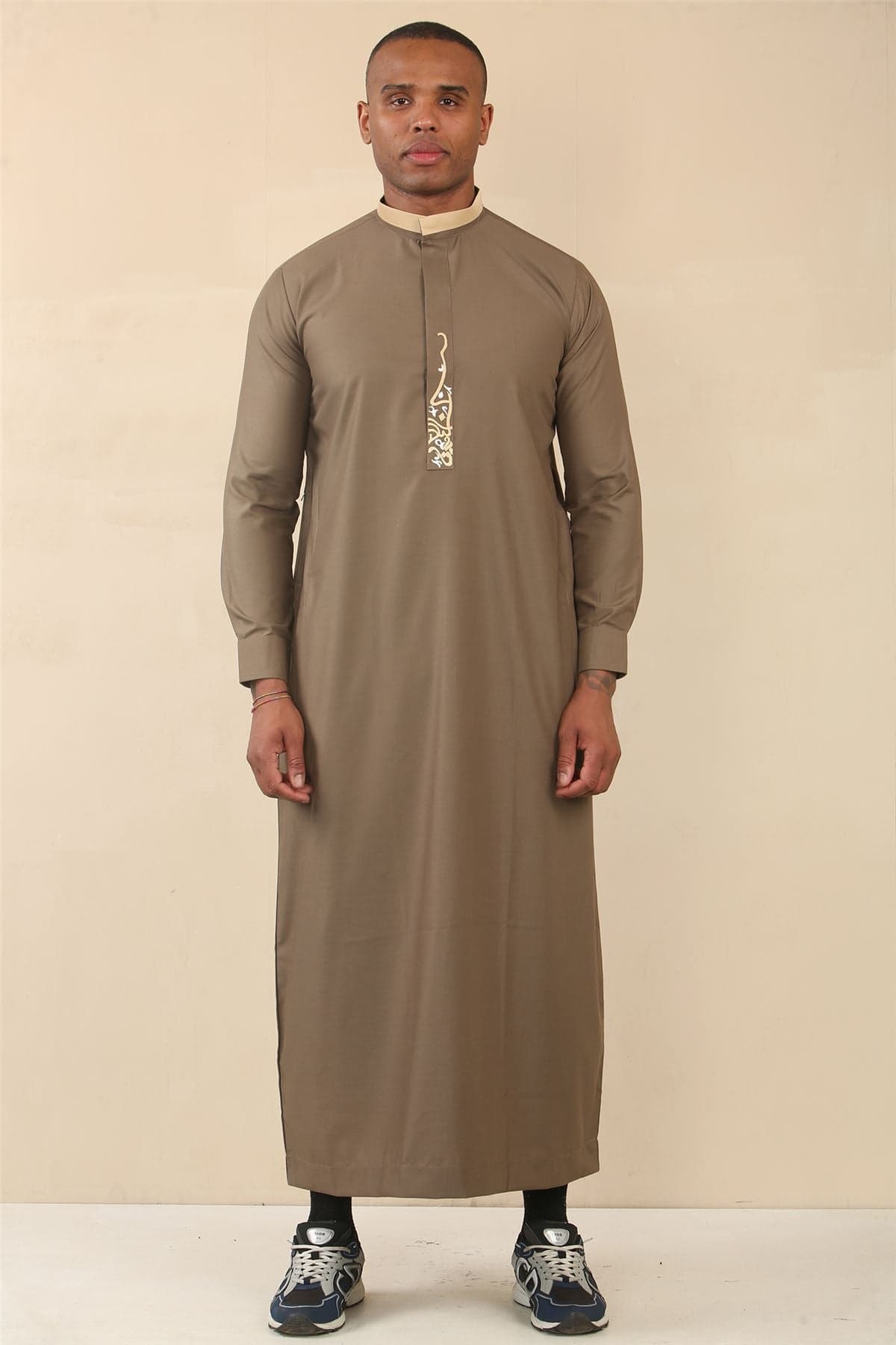 Brauner Herren-Thobe, arabische saudi-arabische emiratische islamische Kleidung, Jubba-Robe