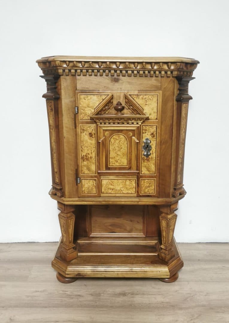 Renaissance Kommode Nussbaum